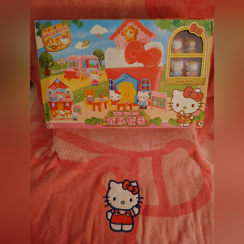 EXCLUSIVE - Hello Kitty Officially Licensed Happy Campus Playset - Picture 4 of 14